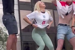 網飛出英格蘭歐洲杯決賽紀錄片，女球迷：為啥我脫衣慶祝沒入鏡？